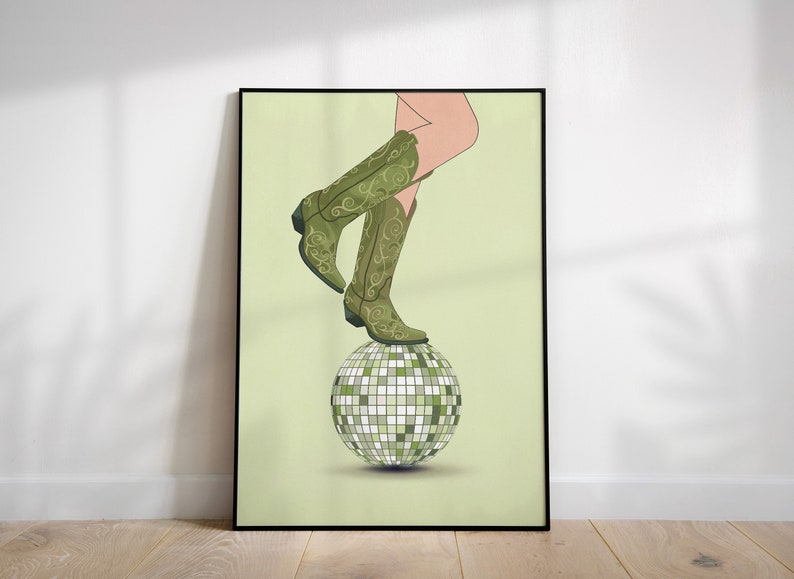 Pode incluir: Uma bola de discoteca verde com um par de botas de cowboy verdes em cima. As botas t&ecirc;m desenhos florais intrincados.