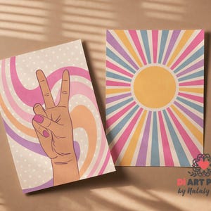 Pode incluir: Duas impress&otilde;es digitais imprim&iacute;veis com um tema retro dos anos 70. Uma impress&atilde;o apresenta um sinal de paz com redemoinhos rosa, roxo e laranja sobre um fundo branco com bolinhas rosa. A outra impress&atilde;o apresenta um design de raios de sol com listras rosa, roxas e azuis sobre um fundo branco.