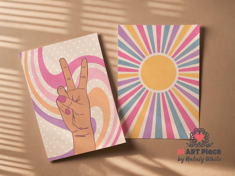 Pode incluir: Duas impress&otilde;es digitais imprim&iacute;veis com um tema retro dos anos 70. Uma impress&atilde;o apresenta um sinal de paz com redemoinhos rosa, roxo e laranja sobre um fundo branco com bolinhas rosa. A outra impress&atilde;o apresenta um design de raios de sol com listras rosa, roxas e azuis sobre um fundo branco.