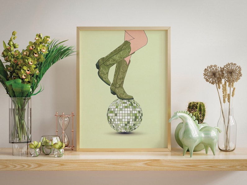 Pôster de parede moderno com cowgirl e bola de discoteca, pôster de bola de espelhos para quarto de menina, decoração de parede verde sálvia para casa com tema disco, impressão de arte western imagem 1