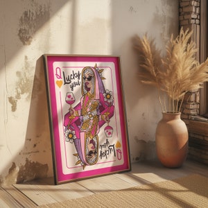 Suerte que imprimes con la carta de juego Reina de Corazones, arte de pared para dormitorio rosa, decoración maximalista, arte de pared para apartamento Queen, decoración de pared estética y moderna. imagen 3