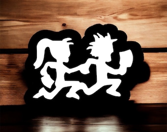 Könnte beinhalten: Schwarz-weiße Silhouette von zwei Figuren, die rennen, eine mit einer Waffe, vor einem Holz Hintergrund.