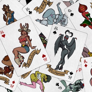 Peut inclure: Un ensemble de cartes à jouer avec des illustrations de créatures mythiques et de cryptides. Chaque carte présente un personnage unique, avec des noms comme "Jackalope" et "Mothman" sur des bannières. Les cartes sont au format standard.