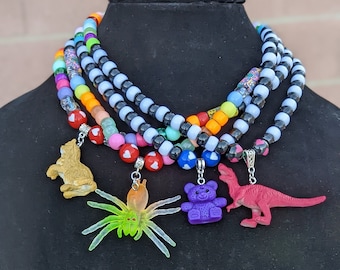 Collier de perles de poney avec pendentif de jouet, collier de breloques perlées, collier Chunky, collier Festival / rave, années 90 / Y2K, collier de jouets, pendentif de jouet