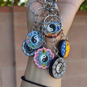 90&#39;s Style Clay Disc Vintage Hippie Keychain, Polymer Clay Pendant Keychain, Colorful Disc Keychain
