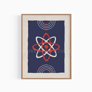 Puede incluir: Impresi&oacute;n art&iacute;stica enmarcada con un fondo azul marino, que muestra un s&iacute;mbolo de &aacute;tomo blanco y rojo. El dise&ntilde;o incorpora semic&iacute;rculos blancos y puntos rojos. La obra de arte se presenta en un marco de madera.