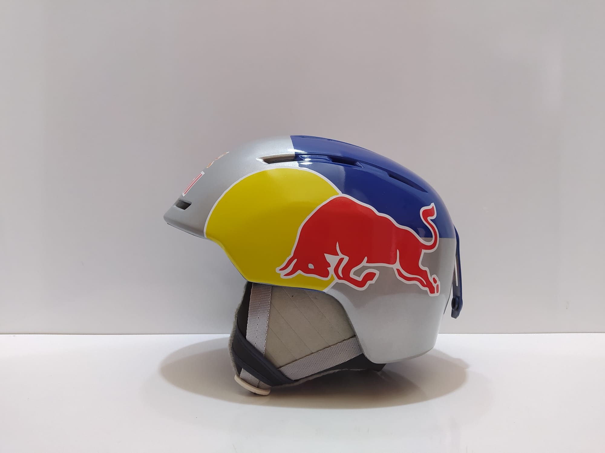 a red bull Sticker by Grissen