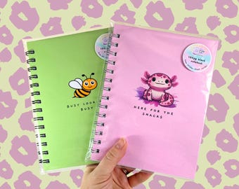Coffret cadeau bloc-notes – axolotl « Ici pour les collations » et abeille « occupée à l'air occupée » – ensemble de papeterie faite main, journaux vierges, cadeau pour les amoureux des animaux