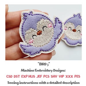 Può includere: Toppa ricamata a forma di uccello con contorno lilla chiaro e centro beige. L'uccello ha una faccia sorridente con guance rosa e un becco marrone. Il testo "BIRD 3" è sotto, insieme a "Machine Embroidery Designs".