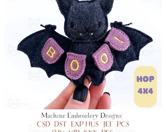 以下が含まれることがあります： 紫色のアクセントが付いた黒いフェルトのコウモリで、翼に「BOO」と書かれています。 コウモリはフレンドリーな顔をしており、ミシン刺繍用に設計されています。 画像には「HOP 4x4」と「Machine Embroidery Designs」というテキストが含まれています。