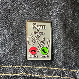 Gym is Calling Emaille Pin mit Kniff