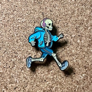 Pin de esqueleto que brilla en la oscuridad, divertido pin para correr, decoración para bolsa de gimnasio, pin de Halloween, pin novedoso, regalo para corredores.