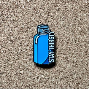Pin de esmalte con la frase "Mantente sediento" en forma de botella de agua, accesorio para bolsa de gimnasio, accesorios para hacer ejercicio, regalo para entusiastas del fitness