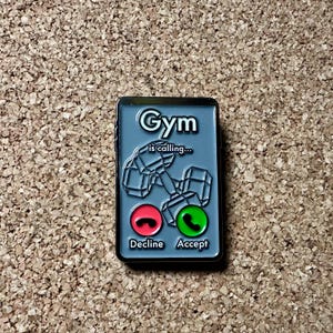 Gym Is Calling Emaille Pin, Workout Zubehör, Motivations Pin, lustiger Turnbeutel Pin, Geschenk für Fitness-Enthusiasten