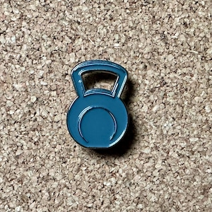 Kettlebell Emaille Pin, Workout-Zubehör, Sporttasche Dekoration, Geschenk für Fitness-Enthusiasten, Gewichtheben Pin, Badge