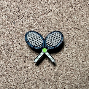 Épingle de raquette de tennis, épingle rigolote, accessoires de sac de sport, cadeau athlète, cadeau amateur de tennis, épinglette sport en émail, épinglette
