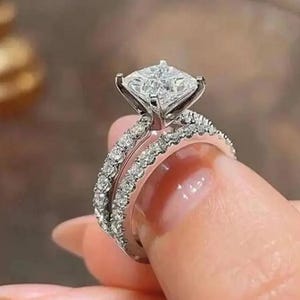 Anillo de boda de moissanita de corte princesa de 2 quilates: banda pavé, plata de ley