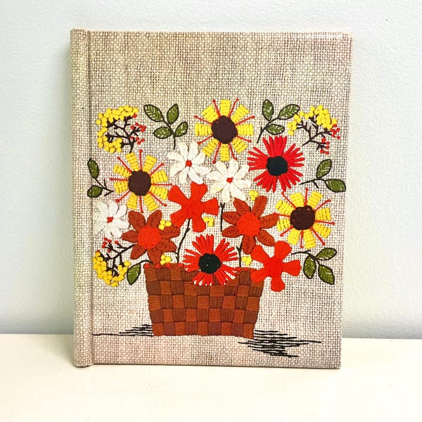 Portada de álbum de fotos retro vintage: Flores de hilo texturizado Mod Craft de los años 70 de Bucilla