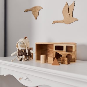 Przedmiot Trwałość Montessori Imbucare Box z odchylaną pokrywką i czterema wyciętymi kształtami geometrycznymi Drewniany sorter sensoryczny prezent dla malucha