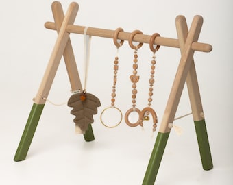 Ginásio de madeira Montessori para bebês – Ginásio de atividades naturais com brinquedos sensoriais pendurados.