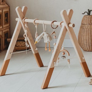 Ginásio de madeira para bebês - Centro de atividades naturais - Presente para recém-nascidos com brinquedos pendurados