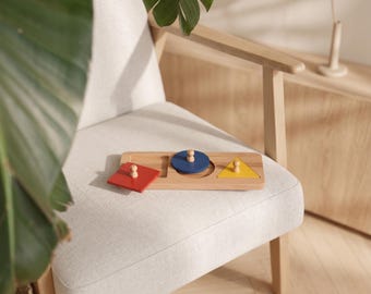 Puzzle z gałkami Montessori – zabawka edukacyjna do nauki pierwszych kształtów (koło, kwadrat, trójkąt)