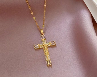 Collar con crucifijo, collar con la Santa Cruz, joyería religiosa, collar de Jesús, colgante de cruz de Jesús de oro, regalos para ella, ropa de fe de moda, regalo de boda