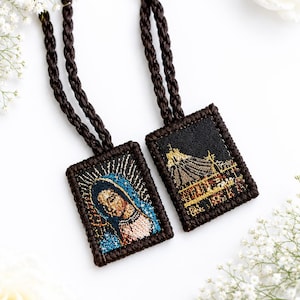 Collana con scapolare in cotone fatto a mano della Madonna di Guadalupe: motivo basilica ricamato