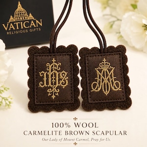 Può includere: Due scapolari rettangolari in lana marrone con bordi smerlati collegati da cordini marroni. Uno presenta il monogramma IHS ricamato in oro, l'altro un monogramma mariano con corona. Il testo recita 100% WOOL CARMELITE BROWN SCAPULAR.