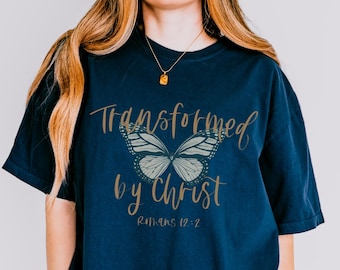 Camiseta cristiana de mariposa: Transformada por Cristo, camiseta de colores reconfortantes