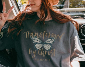 Camiseta Mariposa Transformada por Cristo - Camiseta Cristiana Comfort Colors