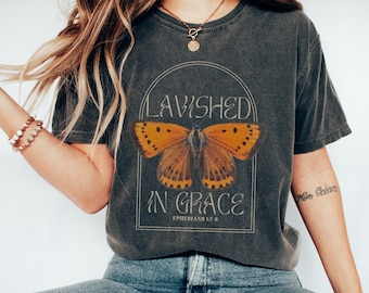 Camiseta Mariposa Colores Confortables: Camiseta Cristiana de Fe para Mujeres