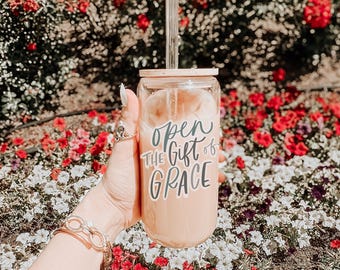Lata de vidrio cristiana: Taza de café helado "Don de la Gracia" (16 oz)