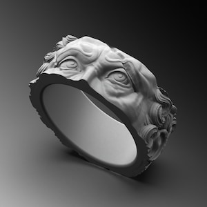 Könnte beinhalten: Ein Ring mit einer skulptierten Büste einer klassischen Figur. Der Ring ist hellgrau, mit detaillierten Gesichtszügen und lockigem Haar. Das Band des Rings ist glatt und hellgrau.