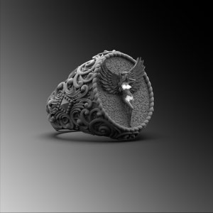 Puede incluir: Un anillo de plata con un dise&ntilde;o ornamentado que presenta a una mujer con alas. El anillo est&aacute; engastado con un solo diamante.