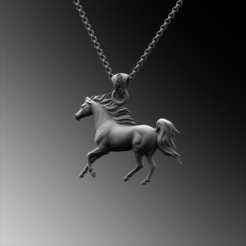 Puede incluir: Un collar con un colgante de plata en forma de caballo. El caballo est&aacute; representado corriendo con la crin al viento.