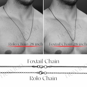 Puede incluir: Dos tipos diferentes de collares de cadena, una cadena rolo y una cadena foxtail, ambas de 71 cm de largo. Las cadenas se muestran en el pecho de un modelo.
