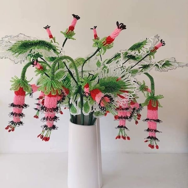 fleurs en forme de cloche, fleurs perlées, pièce maîtresse pour arrangement de fleurs