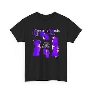 以下が含まれることがあります： Depeche Modeのバンドの紫と白のグラフィックプリントが施された黒いTシャツ。グラフィックにはバンド名とアルバムタイトル「Songs of Faith and Devotion」が含まれています。