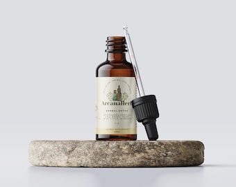 Może przedstawiać: Brązowa szklana butelka suplementu ziołowego z zakraplaczem, z etykietą "ArcanaHerb Herbal Detox". Etykieta zawiera ilustracje botaniczne i nazwy składników. Butelka stoi na kamiennej platformie na białym tle. Zakraplacz jest czarny i przezroczysty.