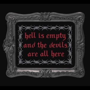 Puede incluir: Una obra de arte en punto de cruz enmarcada con el texto "hell is empty and the devils are all here" en rojo sobre un fondo negro. El marco es ornamentado, gris oscuro y presenta un diseño de alambre de púas.