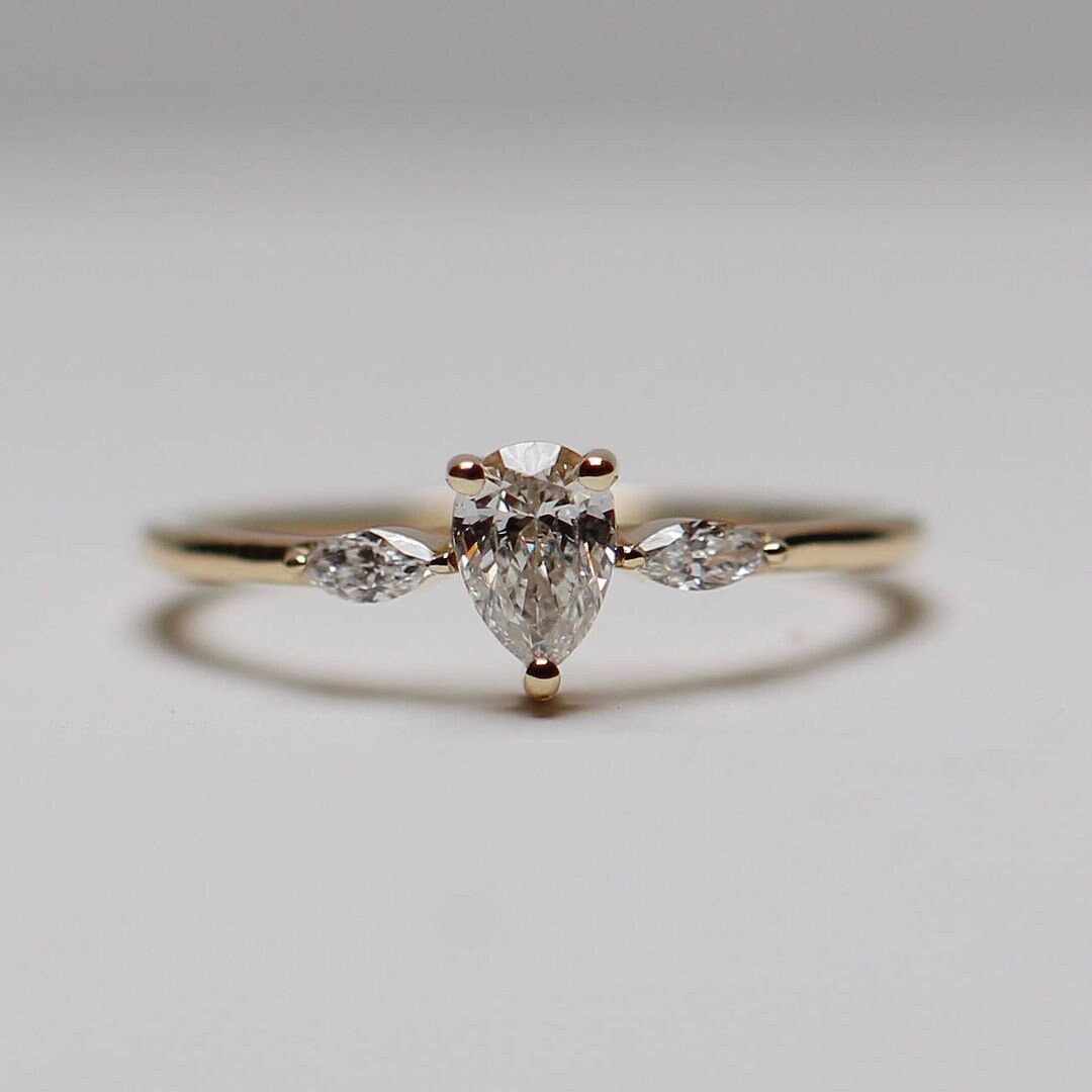 5x7mm ペアカット 模造誕生石 3プロング ソリティア ティアドロップ スタッドピアス 14Kホワイトゴールドオーバースターリングシルバー (1カラット) 金属