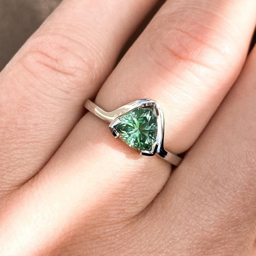 Nowy zielony pierścionek z moissanitem w szlifie Trillion Claw Prong | Pierścionek ze srebra próby 925 z kamieniem szlachetnym | Minimalistyczny pierścionek dla kobiet | Pierścionek na rocznicę
