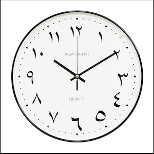 Pu&ograve; includere: Un orologio rotondo bianco con numeri arabi neri, lancette nere e cornice nera. Il quadrante dell'orologio dice "R&M Orient" e "Quartz".