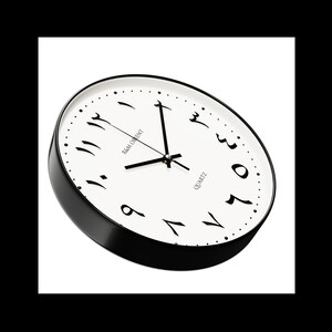 Pu&ograve; includere: Un orologio da parete rotondo bianco e nero con numeri arabi. Il quadrante dell'orologio &egrave; bianco con numeri e lancette neri. L'orologio ha un bordo nero e un'etichetta nera "quartz".
