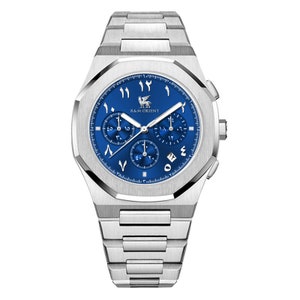 K&ouml;nnte beinhalten: Eine silberfarbene Armbanduhr mit blauem Zifferblatt und arabischen Ziffern. Die Uhr verf&uuml;gt &uuml;ber drei Hilfszifferbl&auml;tter und den Text "R&M ORIENT". Die Uhr hat ein Edelstahlarmband und ein rechteckiges Geh&auml;use.