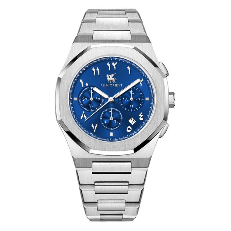 K&ouml;nnte beinhalten: Eine silberfarbene Armbanduhr mit blauem Zifferblatt und arabischen Ziffern. Die Uhr verf&uuml;gt &uuml;ber drei Hilfszifferbl&auml;tter und den Text "R&M ORIENT". Die Uhr hat ein Edelstahlarmband und ein rechteckiges Geh&auml;use.