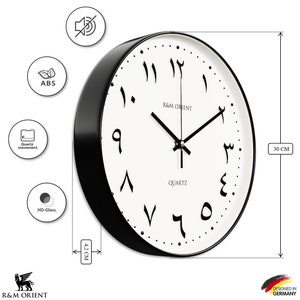 Pu&ograve; includere: Un orologio da parete nero e bianco con numeri arabi. L'orologio ha un diametro di 30 cm e un movimento al quarzo. L'orologio &egrave; realizzato in plastica ABS e ha un quadrante in vetro trasparente.