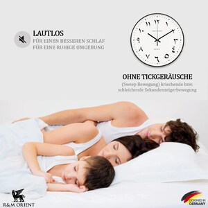 Pu&ograve; includere: Un orologio bianco con numeri arabi neri e una lancetta dei secondi nera. L'orologio &egrave; silenzioso e ha un movimento a scorrimento. Il testo "LAUTLOS" &egrave; visibile nell'immagine, che si traduce in "silenzioso" in italiano. Il testo "F&Uuml;R EINEN BESSEREN SCHLAF" &egrave; anche visibile, che si traduce in "per un sonno migliore" in italiano. Il testo "F&Uuml;R EINE RUHIGE UMGEBUNG" &egrave; anche visibile, che si traduce in "per un ambiente tranquillo" in italiano. Il testo "OHNE TICKGER&Auml;USCHE" &egrave; anche visibile, che si traduce in "senza ticchettio" in italiano. Il testo "(Sweep Bewegung) kriechende bzw. schleichende Sekundenzeigerbewegung" &egrave; anche visibile, che si traduce in "(Movimento a scorrimento) movimento strisciante o scorrevole della lancetta dei secondi" in italiano. Il testo "R&M ORIENT" &egrave; anche visibile nell'immagine. Il testo "DESIGNED IN GERMANY" &egrave; anche visibile nell'immagine.