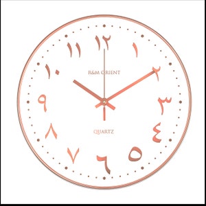 Pu&ograve; includere: Un orologio rotondo bianco con lancette e numeri arabi color oro rosa. Il quadrante dell'orologio dice "R&M Orient" e "Quartz".